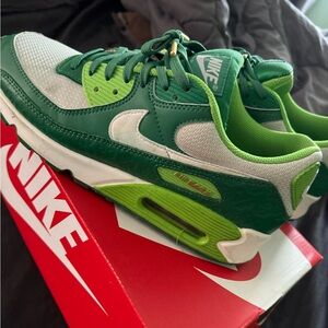 Men’s NIKE shoes. Size 10 in good condition.